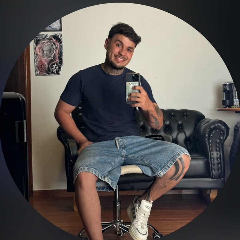 Guedex, tatuador do estúdio Guedex Tattoo