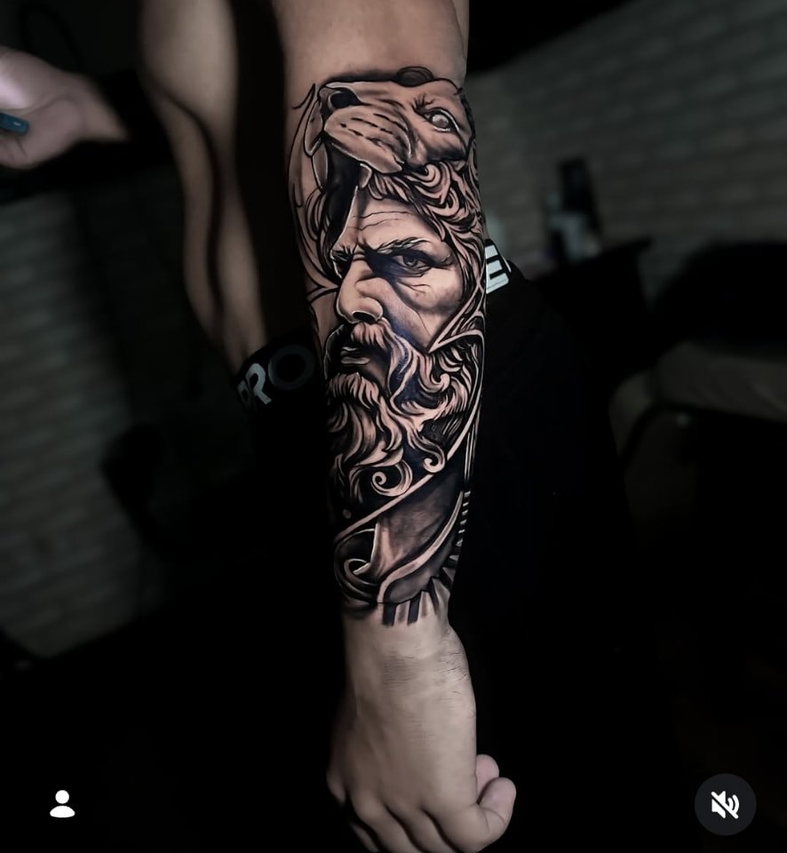 Tatuagem de Poseidon no antebraço em blackwork